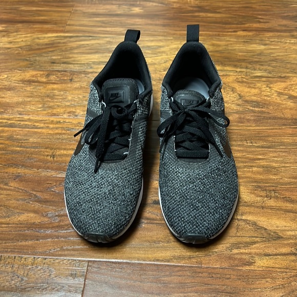 Nike shoes - Picture 1 of 9